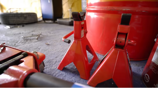 Displaying the jack stand.