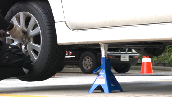 diagram explaining vehicle center of gravity shift on stands