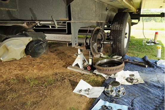 The "ground secrets" of jack stands: How different ground surfaces affect your car repair safety?