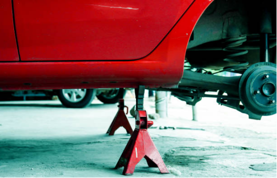 The jack must be used in accordance with safety standards.