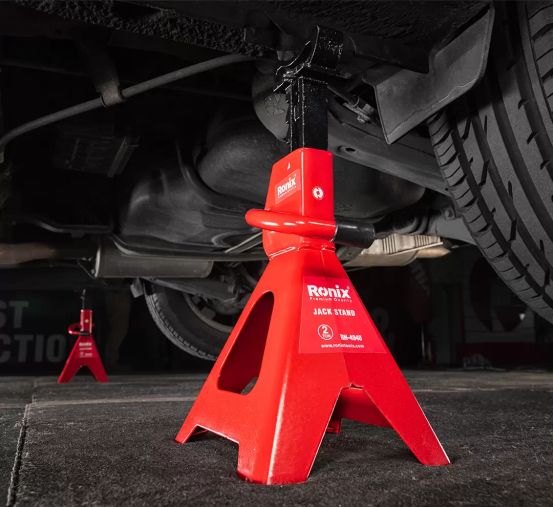 Jack supports and lifting machines: not substitutes, but complementary safety barriers.